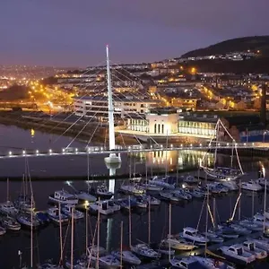Luxe Living Guest House-sleeps 6 -family Friendly-private Parking-wifi-city-beach Swansea